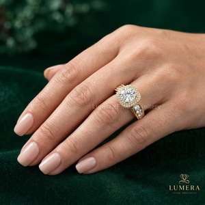 Anillo de compromiso clásico de diamantes redondos con doble halo, bordes con cuentas de milgrain, detalles de engaste en canal y anillo de galería esculpido - Product Image 1