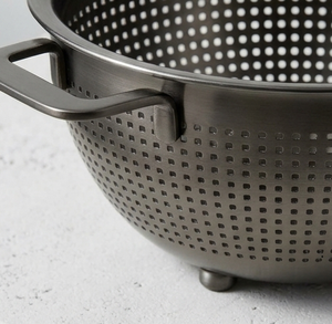 Colador de acero inoxidable con asas, tazón perforado para preparación de alimentos en la cocina - Product Image 2