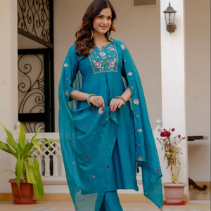Ensemble Kurti de créateur avec dupatta en soie Maslin et travail de sequins – Tenue indienne élégante pour l'exportation mondiale - Product Image 1
