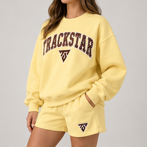 Conjunto de 2 Piezas para Mujer, Camiseta Cuello Redondo con Estampado de Letras y Pantalones Cortos, Color Amarillo Mantequilla, Ropa Deportiva Casual Personalizada - Product Image 3