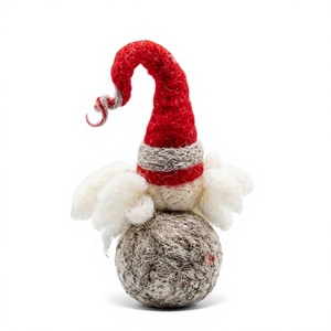 Ornement de Noël artisanal en feutre écologique, petit Père Noël avec chapeau rouge et barbe blanche, décoration murale intérieure traditionnelle - Product Image 4