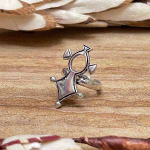 Anillo Tribal de Latón con Símbolo Abalak Agadez para Hombre, Diseño Tuareg, Acabado Plateado Oxidado, SILVEREYE, Venta al Por Mayor - Product Image 3