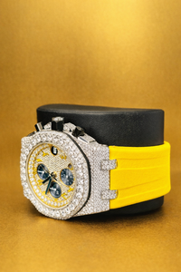 Reloj de cuarzo analógico negro de alta calificación con diamante de moissanita de goma amarilla cuadrada, claridad VVS, cristal inteligente, estilo vintage deportivo indio - Product Image 4