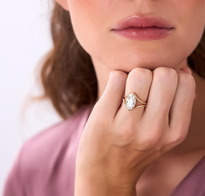 Anillo Clásico de Diamante de Laboratorio con Corte Ovalado Chapado en Oro de 14K para Mujer - Regalo de Boda - Product Image 5