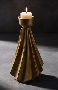 Candelabro de Metal Dorado Abstracto de Lujo, Diseño Acanalado Único, Soporte para Velas Cónicas, Decoración Artesanal para Mesa de Sala de Estar u Hotel - Product Image 3