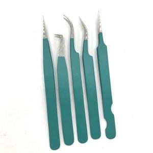 Ensemble de pinces à cils en acier inoxydable à pointe argentée, pointes dentelées, manche vert recouvert pour extensions de cils - Product Image 1