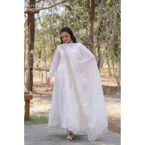 Robe de soirée brodée à la main de sequins riche et luxueux, coupe trapèze, taille empire, en tissu mousseline - Product Image 2