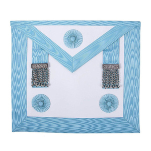 Tablier maçonnique de maître artisan, blanc et bleu clair moiré, avec franges en chaîne argentée, brodé, pour la cérémonie des Francs-Maçons - Product Image 3