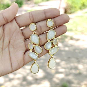 ต่างหูทองชุบแบบไม่ก่อให้เกิดอาการแพ้ ประดับมูนสโตนสีขาวทรงเหลี่ยม ต่างหูแบบยาวห้อยระย้า ขายส่ง เครื่องประดับทองเหลืองแฟชั่นสำหรับผู้หญิง - Product Image 3