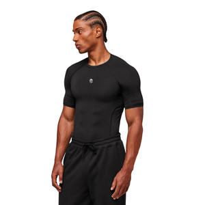 Camiseta de compresión ajustada en color negro para ropa deportiva, ropa activa y de entrenamiento para hombre con un ajuste cómodo y elástico. - Product Image 3