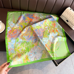 ผ้าพันคอไหมสี่เหลี่ยมหรูหราขนาด 70 ซม. สำหรับผู้หญิง ผ้าพันคอพิมพ์ลายดอกไม้สัมผัสนุ่มดุจไหม ผ้าโพกศีรษะแฟชั่นสำหรับสุภาพสตรี ผ้าพันคอแบบผูกผม และริบบิ้นผูกกระเป๋า - Product Image 1