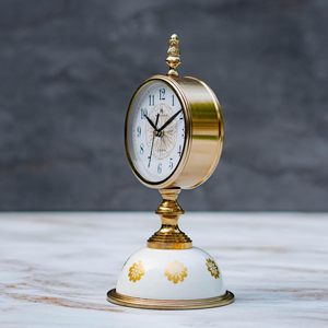 Horloge de bureau traditionnelle en laiton, circulaire, silencieuse, à mouvement mécanique à affichage par aiguilles, sonnerie horaire, base en céramique blanche, dorée - Product Image 4