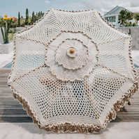 Parasol de luxe fait main en macramé et corde de coton avec franges et pompons pour terrasse extérieure, cour ou usage hôtelier