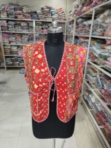 Gilet matelassé rouge à fleurs pour femme, col en V, avec poches plaquées à lacets, sans manches, en polyester tissé, doublure automne, cadeau pour elle - Product Image 1
