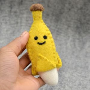 Jouet alimentaire en feutre de laine doux fait main pour enfants - Jouet de cuisine d'imitation en feutre de laine en forme de banane - Product Image 1