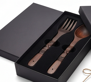 Ensemble de fourchette et cuillère en bois fait main, design traditionnel sculpté, finition mate, couverts réutilisables pour le camping et l'hôtellerie - Product Image 4