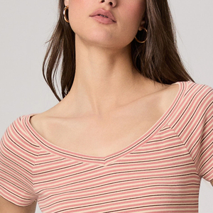 T-shirt en tissu doux pour femmes avec un design streetwear tendance, logo personnalisable, léger, décontracté pour l'été - Product Image 2