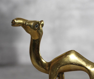 Figurine de chameau en laiton artisanale, sculpture élégante d'animal du désert, statue de dromedaire en métal, décoration de luxe pour la maison, ornement de table - Product Image 3