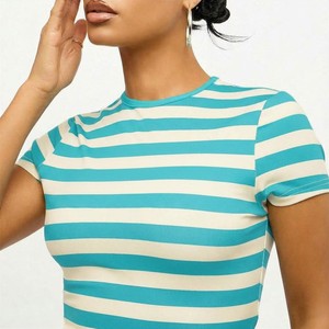 Camiseta Corta a Rayas Personalizada al por Mayor para Mujer, Cuello Redondo, Manga Corta, Ajuste Delgado, Informal, de Algodón Tejido para Verano, Camiseta de Bebé para Mujer - Product Image 3