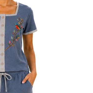 Conjunto de dos piezas de pantalones cortos para mujer en azul piedra y gris, top con cuello cuadrado y botones, estampado de pájaros coloridos, ropa informal de verano de algodón para estar en casa. - Product Image 4