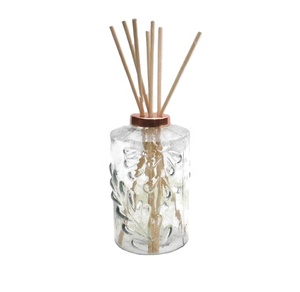 Diffuseur à roseaux en bouteille en verre transparent de luxe en vente en gros pour parfum d'intérieur bâtons de désodorisant au design personnalisé - Product Image 3