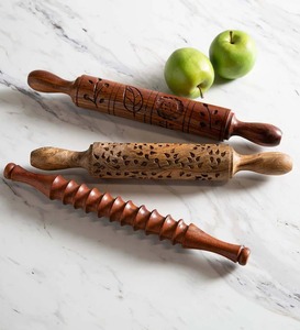 Rodillo de madera artesanal con diseño de patrones, ideal para hacer aperitivos y dar textura a la masa, hecho a mano en India. - Product Image 5