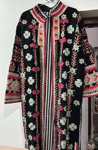 Veste Kimono Longue en Velours Noir Brodé Suzani Fait Main Indien, Motif Floral Menthe Rose Vintage, Vente en Gros - Product Image 4