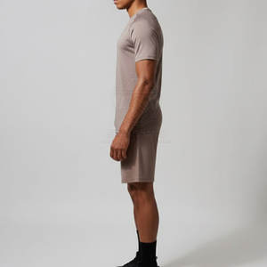 Conjunto de camiseta y pantalones cortos para gimnasio para hombre moderno, material ligero y transpirable, perfecto para fitness y entrenamiento deportivo. - Product Image 3