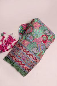 ผ้าเครปสีแดงสดพิมพ์ลายดอกไม้แบบธรรมชาติ พร้อมขอบตกแต่งอย่างสวยงาม เหมาะสำหรับตัดเย็บชุดคุรติแบบชาติพันธุ์ - Product Image 2