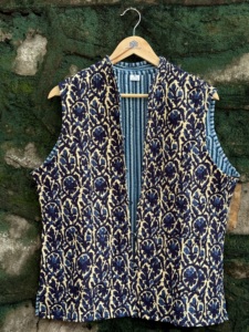 Gilet matelassé en coton bleu indigo de qualité supérieure pour femme, imprimé floral à la main, sans manches, pour l'exportation en gros - Product Image 1