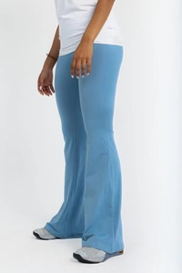 Pantalones de yoga acampanados transpirables con logo personalizado para mujer, leggings de yoga con corte en V, pantalones de fitness de pierna ancha OEM - Product Image 2