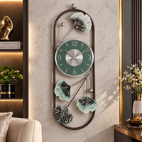 Horloge murale artistique verte à motifs floraux, horloge en métal avec cadre brun foncé et accents argentés, horloge suspendue haut de gamme, décoration d'intérieur par Falah International