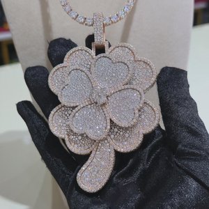 Pendentif en forme de fleur minimaliste en argent sterling 925 serti de diamants en moissanite taille brillant ronde VVS, fait main, pour unisexe - Product Image 1