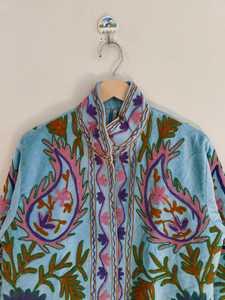 Veste en velours Suzani – Manteau floral brodé style bohème, veste tribale ouzbèke artisanale, vêtement d'extérieur artistique et affirmé - Product Image 2