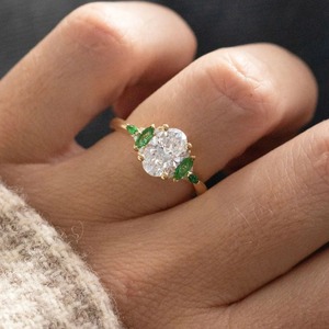 Anillo de Compromiso de Oro Amarillo de 14K con Diamante Ovalado Cultivado en Laboratorio de 1.50CT, Piedras Laterales de Esmeralda Verde en Forma de Marquesa y Pera, Lujoso/Elegante, Venta al Por Mayor - Product Image 3