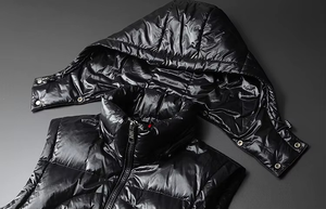 เสื้อกั๊กพัฟเฟอร์แบบมีฮู้ดบุใยกันลมสำหรับผู้ชาย สีดำ เงางาม ระบายอากาศได้ดี เหมาะสำหรับฤดูหนาวและกิจกรรมกลางแจ้ง  รับผลิตตามแบบ OEM - Product Image 5