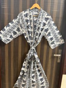 Bata Kimono de Verano Ligera y Transpirable para Mujer, con Cuello en V, Borde Negro, Estampado Floral y Cierre con Cordón, Ideal para Descansar - Product Image 1