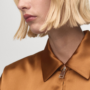 Chaqueta bomber de satén ligera personalizada para mujer, color marrón, manga larga, con cierre completo, chaqueta de satén para mujer - Product Image 4