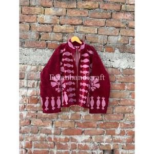 Manteau en velours rouge fait main, surchemise brodée Suzani, veste brodée ouzbèke avec deux poches latérales et doublure intérieure en coton - Product Image 1