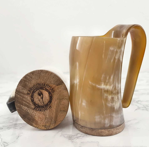 Taza de cuerno oscuro pulido grabada con un detallado motivo de león rampante sobre un barandilla de madera, disponible a precios de mayorista. - Product Image 5