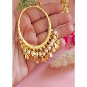 Pendientes elegantes de diamantes de circón de aspecto hermoso con pendientes elegantes de moda en tono plateado para mujer, colección de ropa de fiesta - Product Image 2