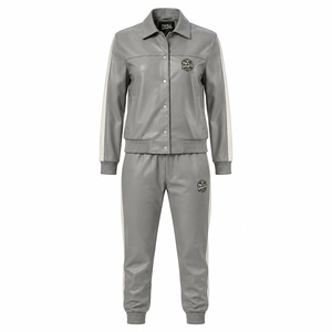 Ensemble de survêtement sportif en cuir PU gris pour femme, coupe droite, manches longues, boutons sur le devant, style décontracté automne - Product Image 1