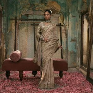 Sari Premium Or Écrasé avec Paillettes et Broderies, Modèle de Créateur pour Soirée, Finition de Showroom pour Mariage et Tenue Ethnique - Product Image 2