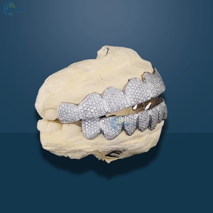 Grillz de Dientes Personalizados con 8 Diamantes Cultivados en Laboratorio (Parte Superior e Inferior), Oro Blanco de 14K, Estilo Hip Hop Iced Out, Joyería para Raperos - Product Image 3