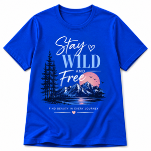 เสื้อยืดคอกลมสีน้ำเงินแบบสั่งทำสำหรับผู้หญิง แขนสั้น พิมพ์ลาย Stay Wild Free ด้วยเทคนิค Heat-Transfer ผ้าฝ้าย 100% สวมใส่สบาย ระบายอากาศได้ดี - Product Image 1