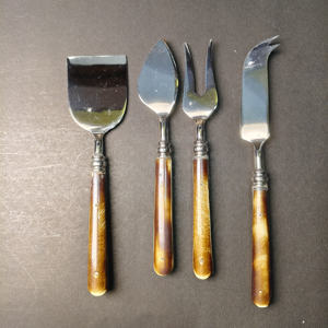 Juego de 4 Cuchillos para Queso de Lujo, Diseño Clásico, Mangos Ecológicos de Resina Imitación Ámbar, Rebanador, Esparcidor, Tenedor y Pala de Acero Inoxidable - Product Image 2