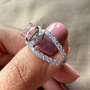 Anillo de compromiso y promesa de plata 925 con moissanita rosa de corte princesa, diseño creativo y elegante, de doble banda, para mujer. - Product Image 2