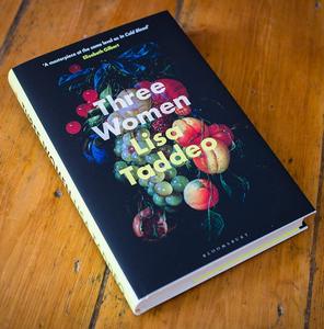 สามหญิงสาว โดย ลิซ่า ทาเดโด หนังสือปกอ่อน ความสัมพันธ์ทางอารมณ์ หนังสือสารคดีร่วมสมัยเกี่ยวกับผู้หญิง หนังสือขายดีสำหรับผู้ใหญ่ - Product Image 3