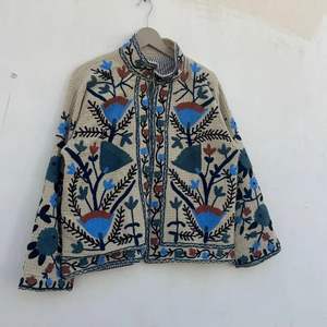 Chaqueta Acolchada de Algodón Suzani Bordada a Mano |   Abrigo Étnico Colorido de Invierno |   Regalo para ella: Chaqueta - Product Image 2