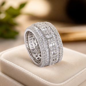 Anillo de Eternidad Completo Chapado en Oro de 18K con Moissanita de Corte Redondo, Banda de Boda y Joyería de Compromiso con Diamantes Baguette para Mujer - Product Image 6